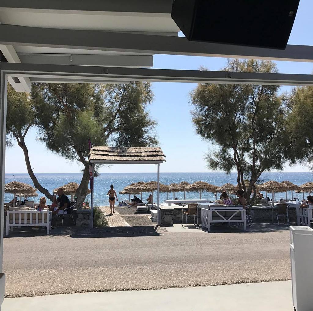 MsSwank's tweet photo. Coffee and a massage at the black beach. #greece #santorini #busaboutcrew โ๏ธ๐ ๐โค๏ธ๐ฌ๐ท https://t.co/xZ9r8EkmcR https://t.co/maKaaZ2eEM