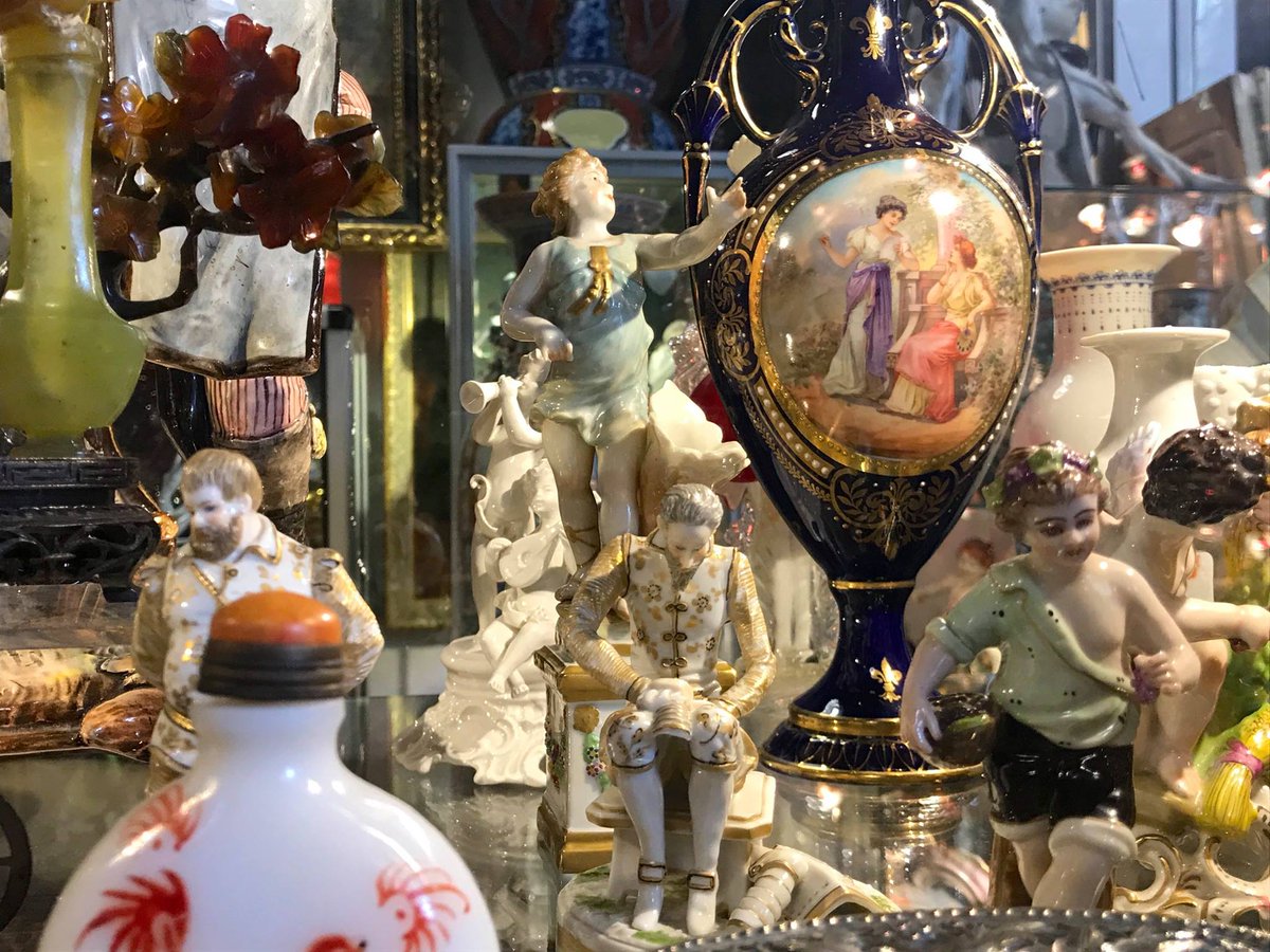 EncantsBCN's tweet photo. Xulo oi el #gerro japonès i les #figuretes alemanyes? Si busqueu #antiguitats passeu x la parada del Sergio al carrer D accés 1 nums 644-645 https://t.co/Rgn5kO6Reo