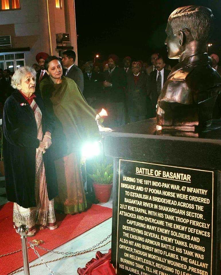 MajDPSingh's tweet photo. Close ur eyes & think, if u can. How does it feel like admiring your own son's bust. Thats what Mom of Lt A Khetrapal,PVC is doing.
#brave https://t.co/zyMvi7Rf7I