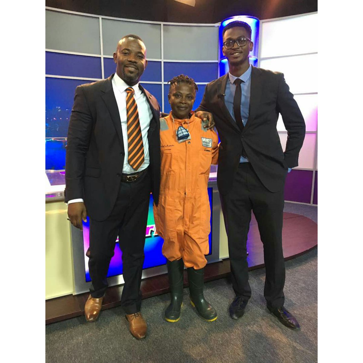 JeSuisNaga's tweet image. Guys my mom is a fumigation expert and she appeared on @TheOtherNewsCTV . Please help me RT, her clients may be on your TL cc @faith_nomayo