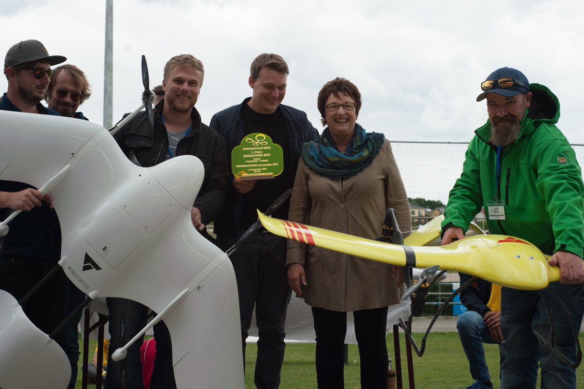 beeindruckend+ #innovativ + leistungsstark💪 BM'in <a href="/brigittezypries/">brigitte zypries</a> gratuliert den Gewinnern des Dron-A-Thon 2017.  #Dronemasters