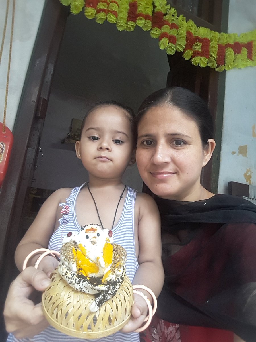 Pramjeetkaaur27's tweet photo. @SocialMazeweb #MAZEWEB #selfie with Ganesha
My ecofriendly ganesha by using wet flour & i decorated it with turmeric, tea leaves, pulses & cumin seeds https://t.co/wmFCCQ9mFf