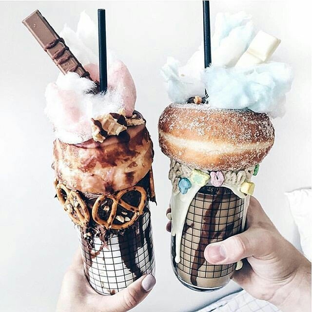 Gets drinks for @anomalouscynic &amp; <a href="/enticedamelia/">amelia anderson</a>