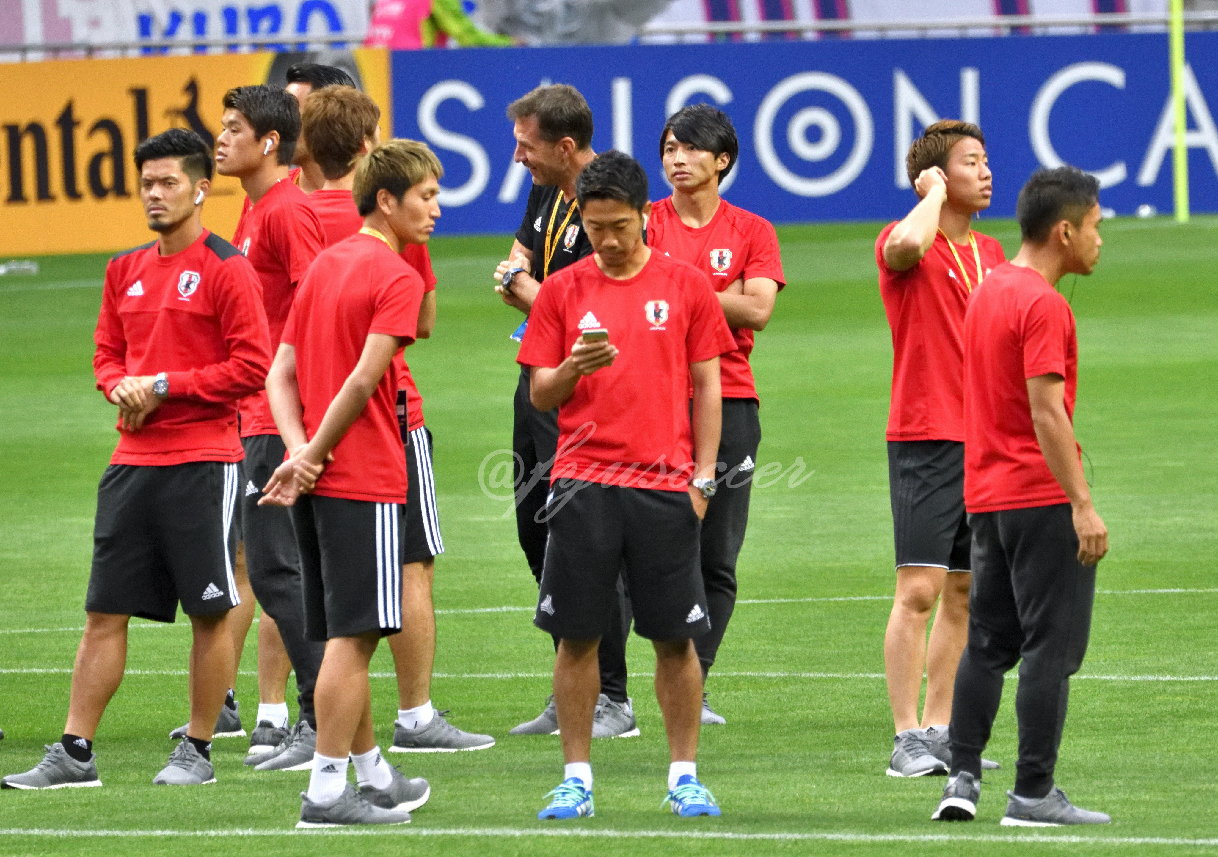 ユ 1701 ロシアｗ杯アジア最終予選 埼スタ 会場を見渡す選手たち 思わず みんな耳からうどん出てない とか言ってごめん 白いワイヤレスイヤホンだった サッカー日本代表 サムライブルー Daihyo T Co Bzs9zlzisl Twitter