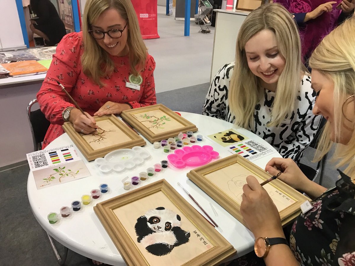 BrandsofChina's tweet image. 5C90 Hebei Bainianqiaojiang provides DIY activities enabling you to paint your own wood painting! Join us now! #AutumnFair #autumnfair2017