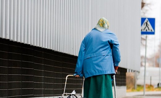 1.oktobrī tiks indeksētas pensijas vai to daļas, kas nepārsniedz 349 eiro - tas labi;
BET-vai tiešām no dažiem eiro būtu jāietur  nodoklis?