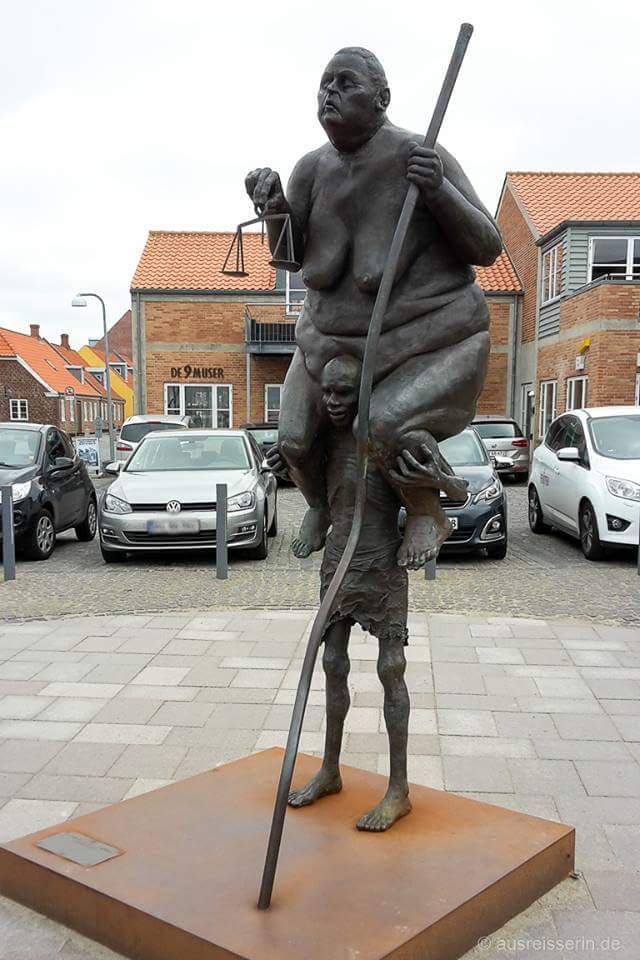 RussianoRicardo's tweet image. "Uma justiça obesa, mórbida, sendo carregada por um povo miserável, magro, e de olhos fundos." 
Escultura do dinamarquês Jens Galschiot.