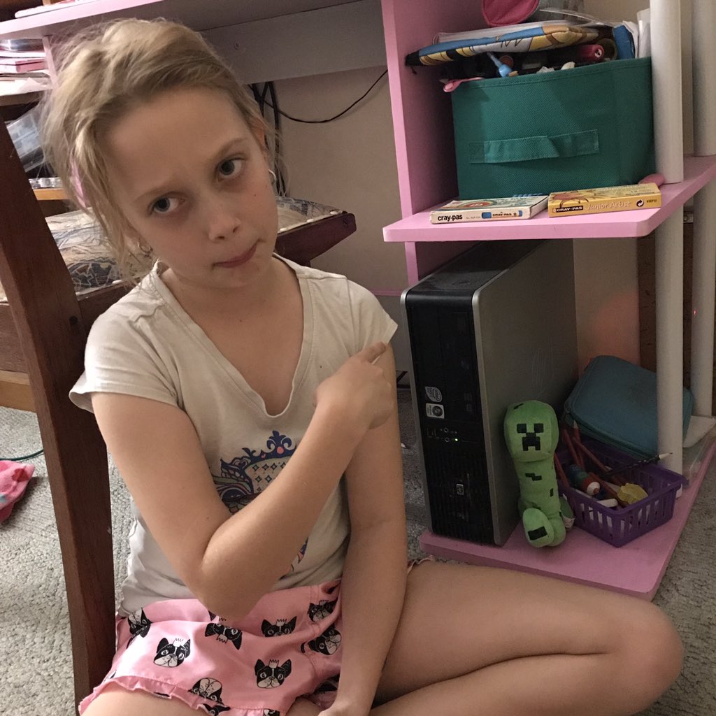 naurial's tweet photo. @TheNextGamerTV @pccasegear Hp dc7800 Core 2 Duo from Q4 2007 aka when I was born. I can't even play Minecraft without judder... #SaveMePCCG @TheNextGamerTV @pccasegear https://t.co/3gl5vHRhzH
