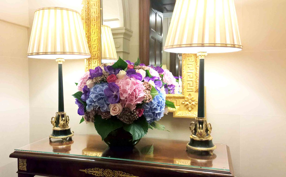 HotelFlorist's tweet photo. Even the corridors are filled with flowers here at the beautiful Lanesborough! #hotelflowers #belgraviastyle @TheLanesborough @HotelFlorist https://t.co/qMvWStO4Zc