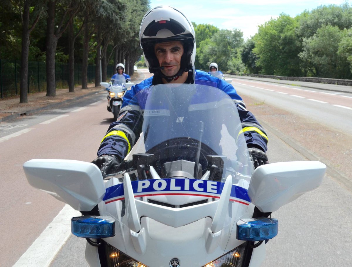PoliceNationale's tweet photo. [HOMMAGE] En accord avec sa famille, nous rendons hommage au sous-brigadier Philippe Cipolla décédé en service samedi à #Angers https://t.co/CTZDWlGmqB