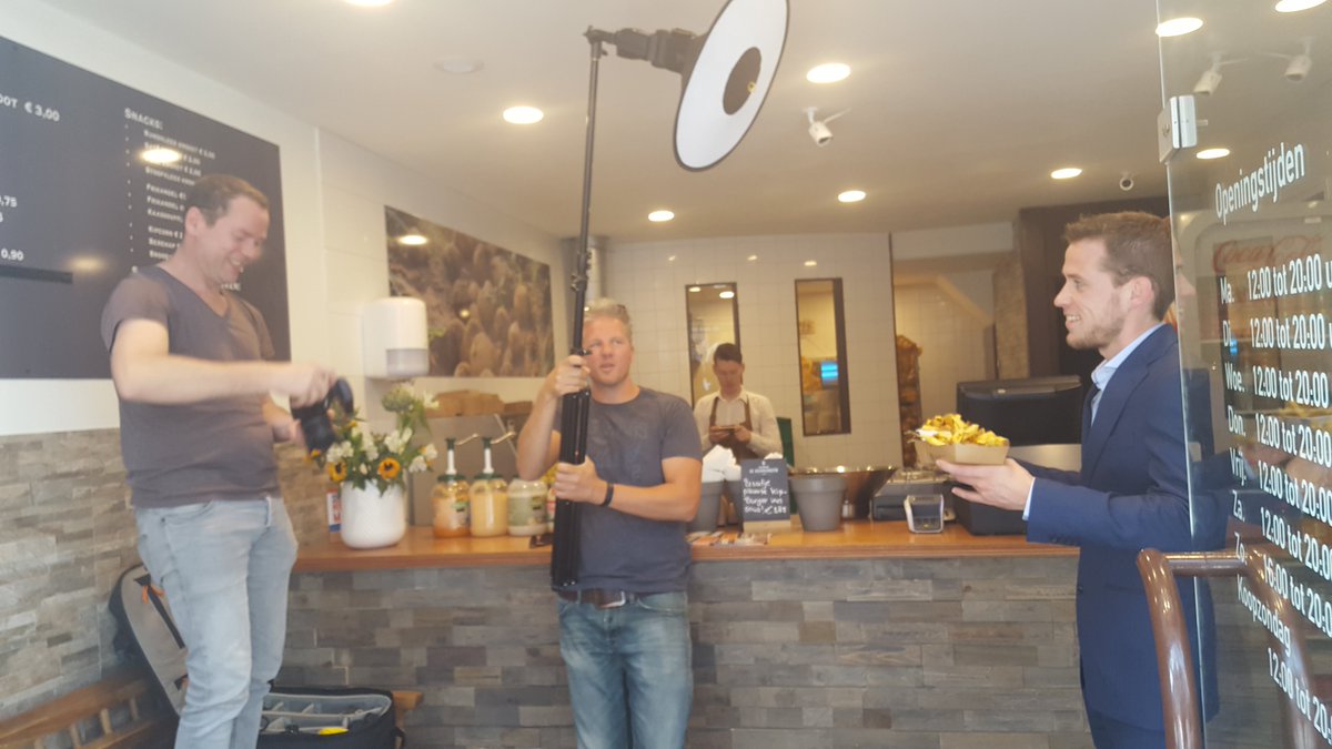 ConpaxTP's tweet photo. Fotoshoot voor Horesca Magazine met onze 100% FAIR snackconcept bij Loket 13 Zutphen B.V. #frietzutphen #loket13 #FAIR #Zutphen https://t.co/SaZxsPiulZ