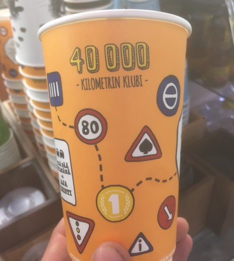 PasiAnteroinen's tweet photo. #abcasema valjasti kahvikupit iloisen liikenteen edistämiseen. Iso "liikenneteko ! https://t.co/YhJrcF6zUV https://t.co/DYRK8dC3wd
