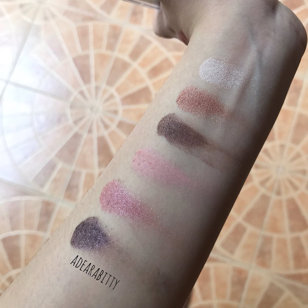 adearabitty's tweet photo. อายแชโดว์รุ่นใหม่จาก in2it
199 เองมี6สี สีแน่นสีน่ารัก
ทาได้ทุ��ๆวัน เนื้อนุ่มดีนะ #ไว้รีวิวห้ามขายของโว้ยย
#ใช้จริงรีวิวจริง https://t.co/RwLGEIwjX4