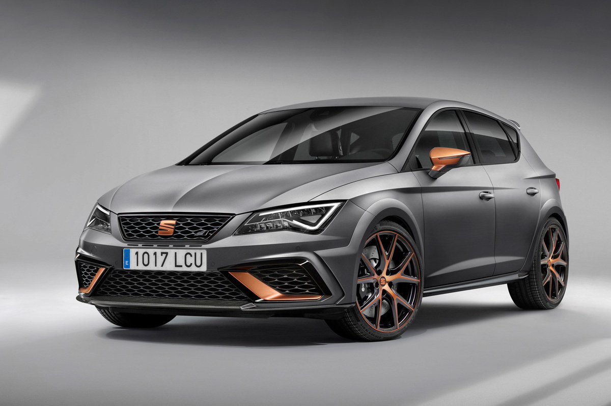 CARmagazine's tweet photo. The copper Cupra: check out the new #Seat Leon Cupra R, a 306bhp hot hatch from Spain, unveiled this very morning

https://t.co/LPxnTq2B9y https://t.co/ipdx1dasY9