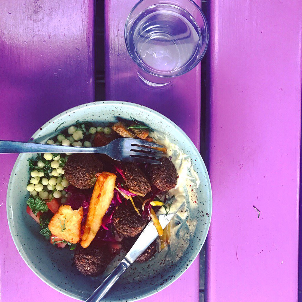 emmeliedeforest's tweet photo. Best falafel &amp; halloumi (my favorite cheese and actually my fave thing to eat in this world) #falloumi #södermalm 🇸🇪 https://t.co/6111zlZCKA