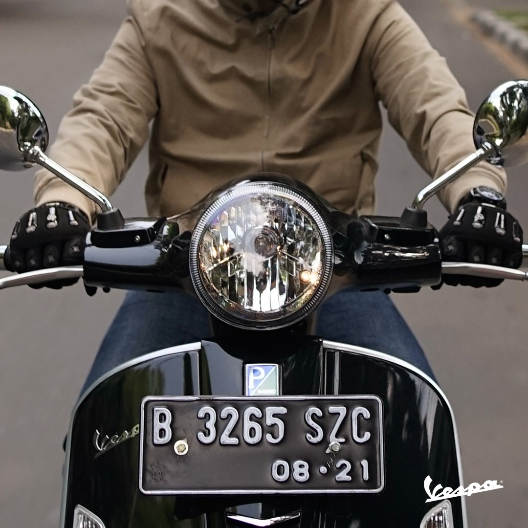 Vespa_IND's tweet photo. Stare at Monday with a burning passion. Ayo taklukkan hari Senin kamu dan selalu semangat ya! #ColorsOfVespa #Vespawesome #VespaIndonesia https://t.co/WoEwgEhe7T
