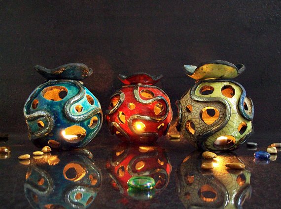 FBecchettiArt's tweet photo. https://t.co/4UFhjDWjCc #ceramic #essentialoils #diffuser #lantern #Candleholder #raku, #Aromatherapy #Burners #tealight #epiconetsy @Etsy https://t.co/Df4CWGttuX