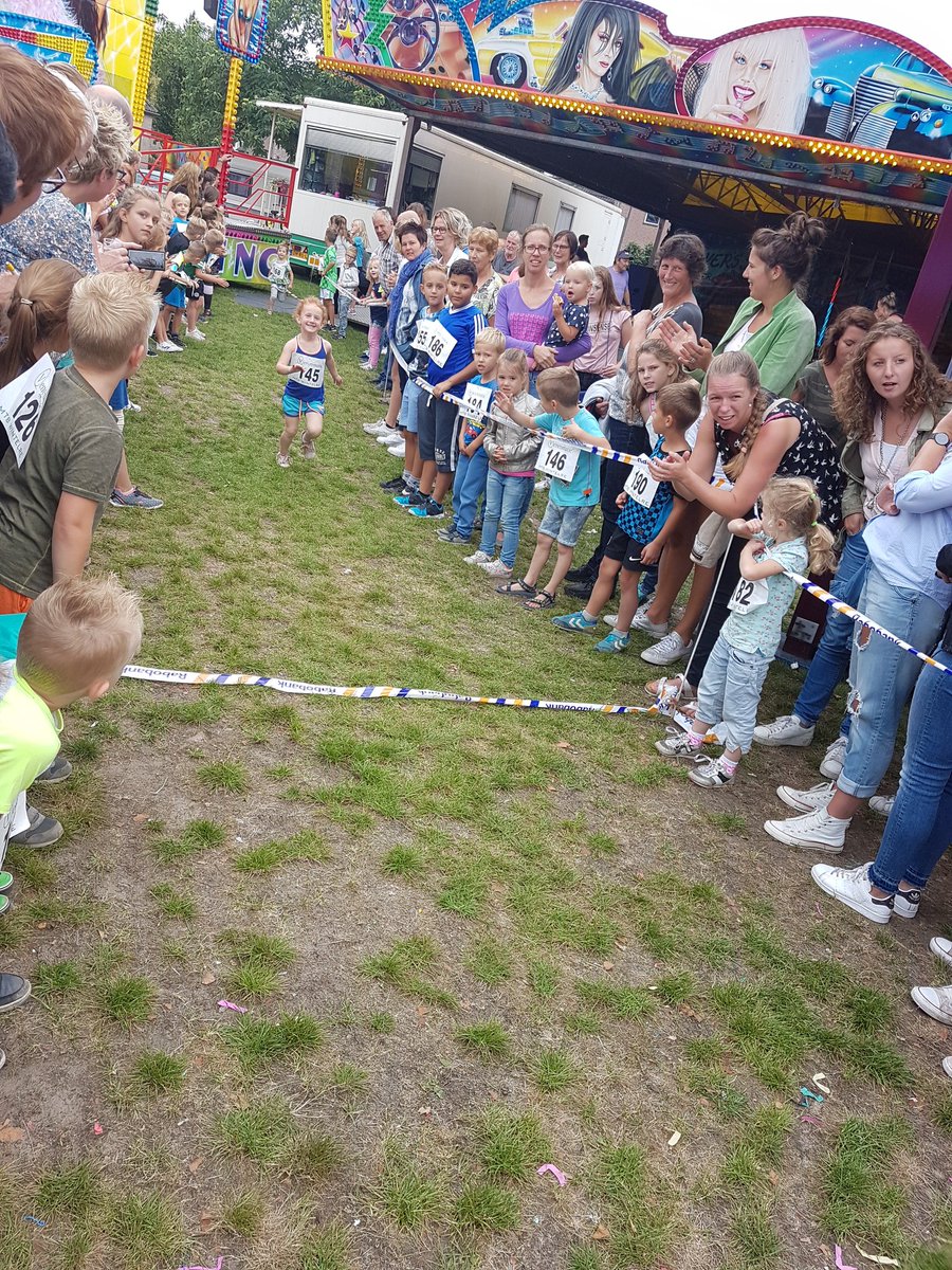 boerklaasen's tweet photo. #stratenloop #Wintelre. Toppers in spé! Lian 1e en Anne 2e https://t.co/veC5RvnxK5