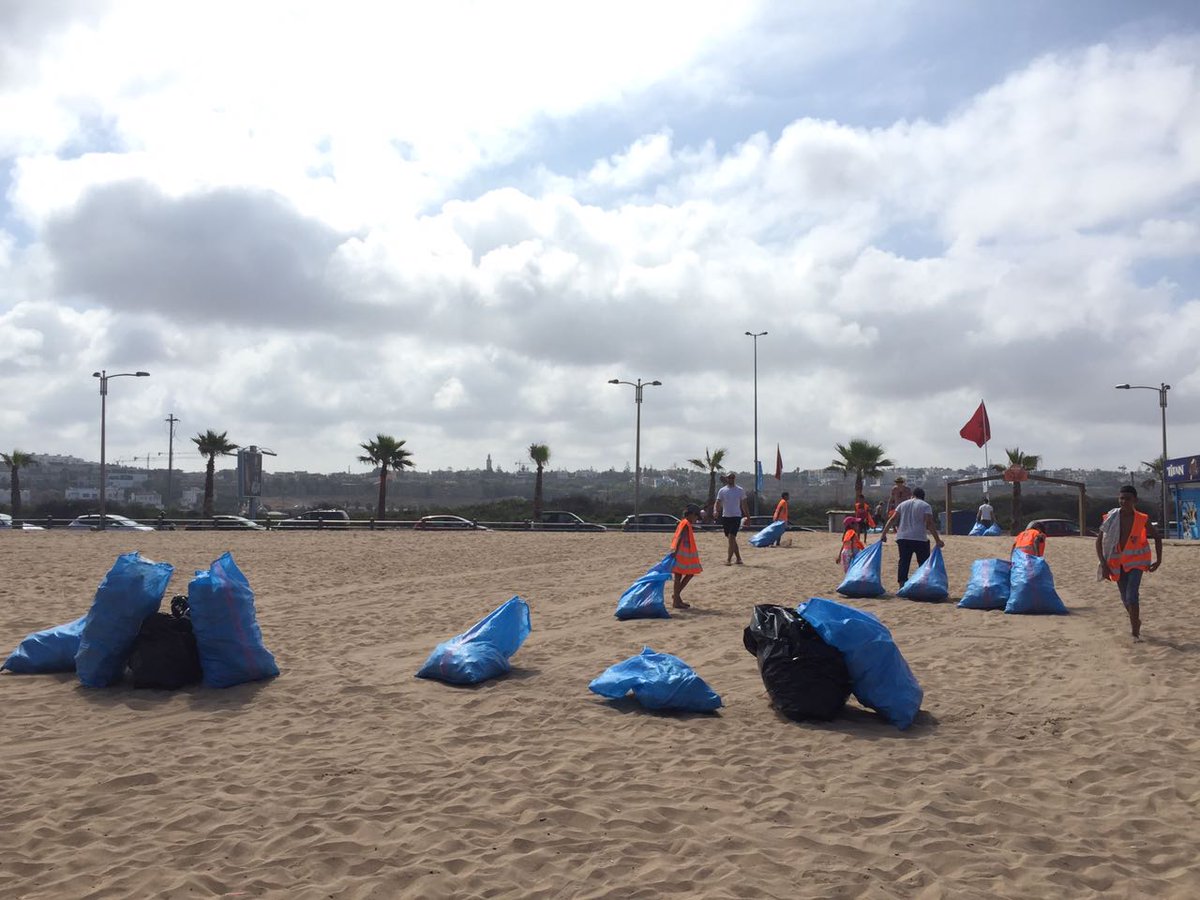 DamienDelqueux's tweet photo. Protection de l'environnement puis tournoi sportif avec des jeunes marocains défavorisés lors du #Powerday2017 à Casablanca 
#Wavestone https://t.co/80ToEx0udO