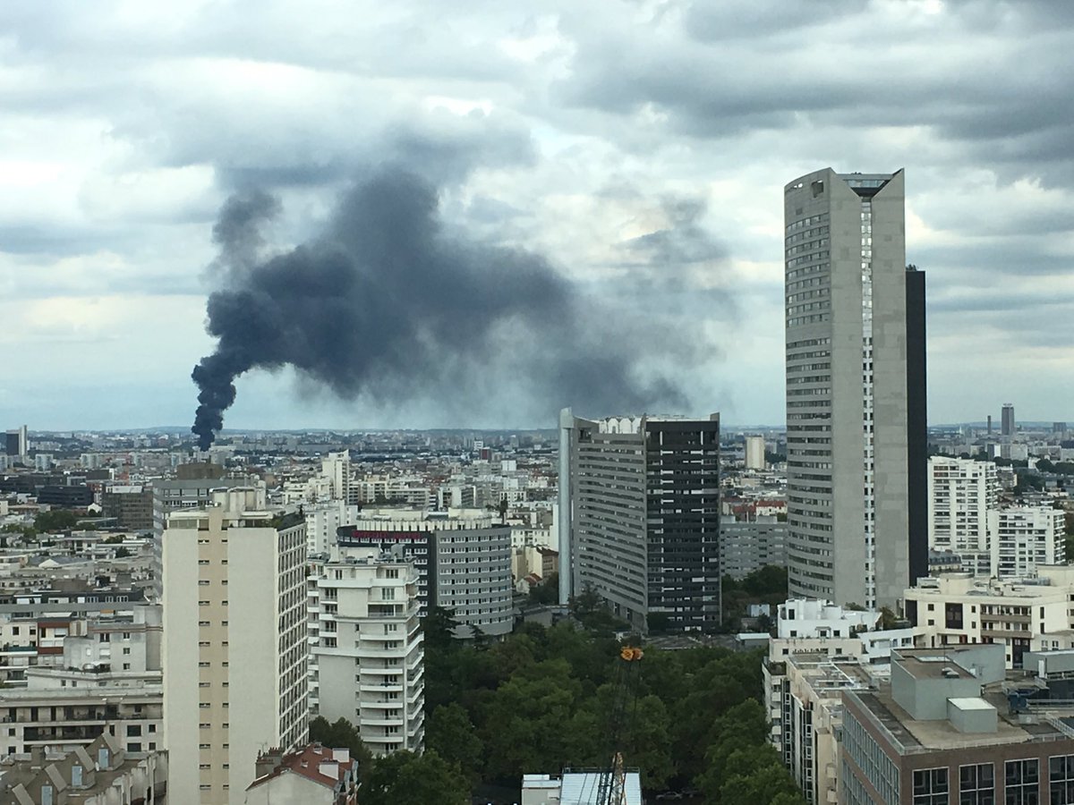 KeepRockOn's tweet photo. #Incendie en cours dans le secteur de #Gennevilliers. Photo depuis la Défense. https://t.co/RMDLgeJ8hO