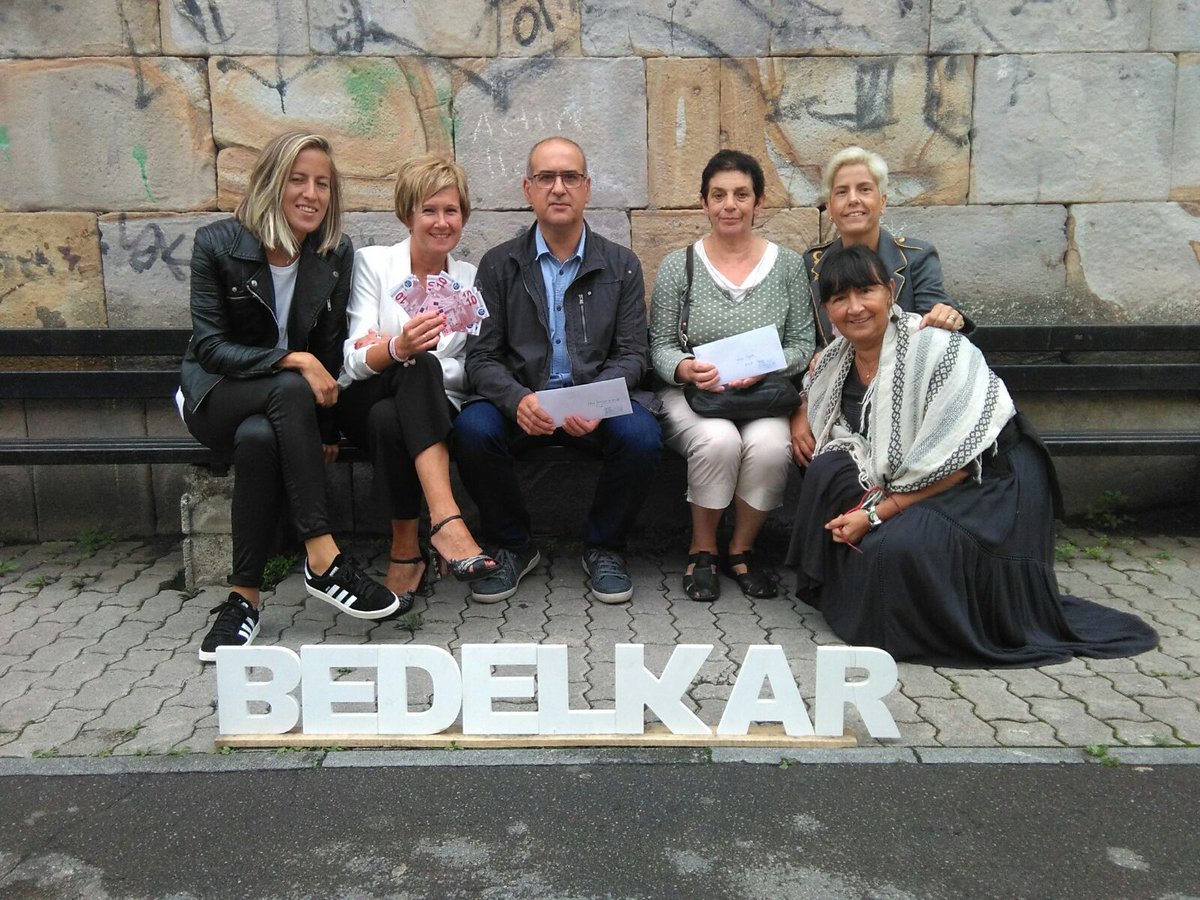 bedelkar's tweet photo. Udako Zozketako irabazleei sariak banatu dizkiegu. Hemos repartido los premios del Sorteo de Verano. ZORIONAK GUZTIEI! 🎊 #Bergara #Bedelkar https://t.co/aHOsBBBiLU