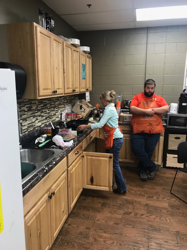 ccyinger's tweet photo. Thanks Andrea for cooking up our annual Labor Day Pizza fest!!@HomeDepot2771 @JanaVugteveen @troyer_paige @bobsaniga https://t.co/RqdGsLJTHS