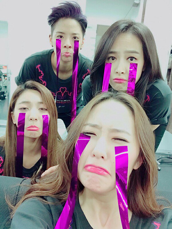DRUNKRYST's tweet photo. ot4 💞 #8YearsWithfx https://t.co/RXhq1xUGCv