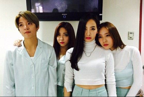 DRUNKRYST's tweet photo. ot4 💞 #8YearsWithfx https://t.co/RXhq1xUGCv