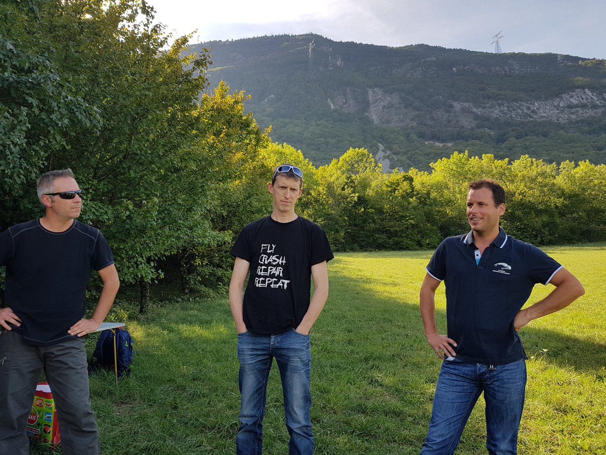 cinemizerOLED's tweet photo. Testing session sur un spot grenoblois avec le @lagresquad pour avoir des avis #fpvracing sur les #CinemizerOLED #EmotionMatters #drone https://t.co/wllfy0QKWN