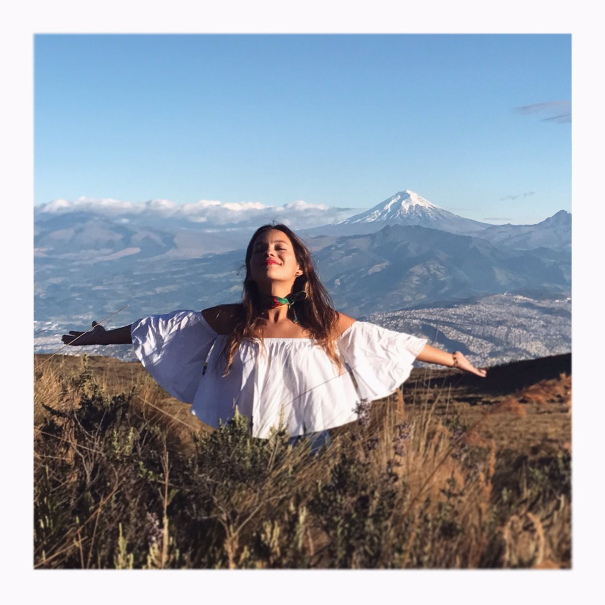 nataliareyesg's tweet photo. Buenos días Quito!
🌋Hoy a 4.100 metros de altura en el volcán Pichincha viendo el inmenso Cotopaxi. Lista para recibir todo lo que viene! 👐🏻 https://t.co/H29fFmA5Sf