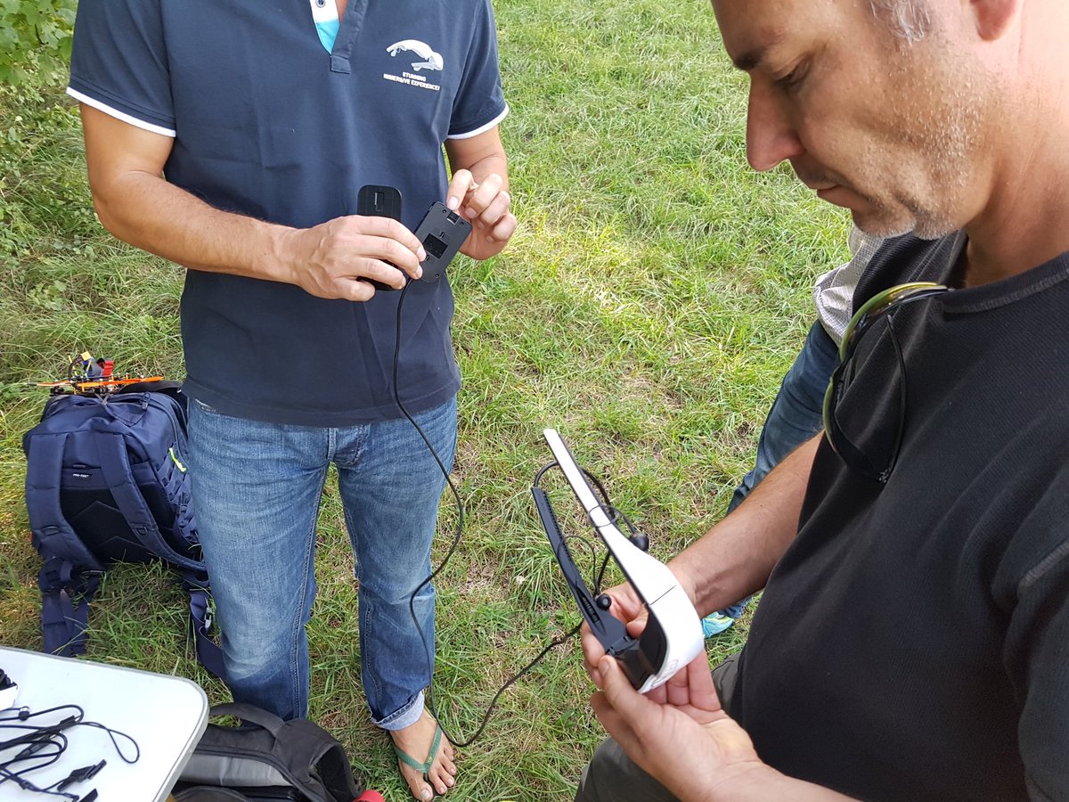 cinemizerOLED's tweet photo. Prise en mains des #cinemizeroled avant de faire décoller les drone racers de @lagresquad https://t.co/tPaPhuAVon
