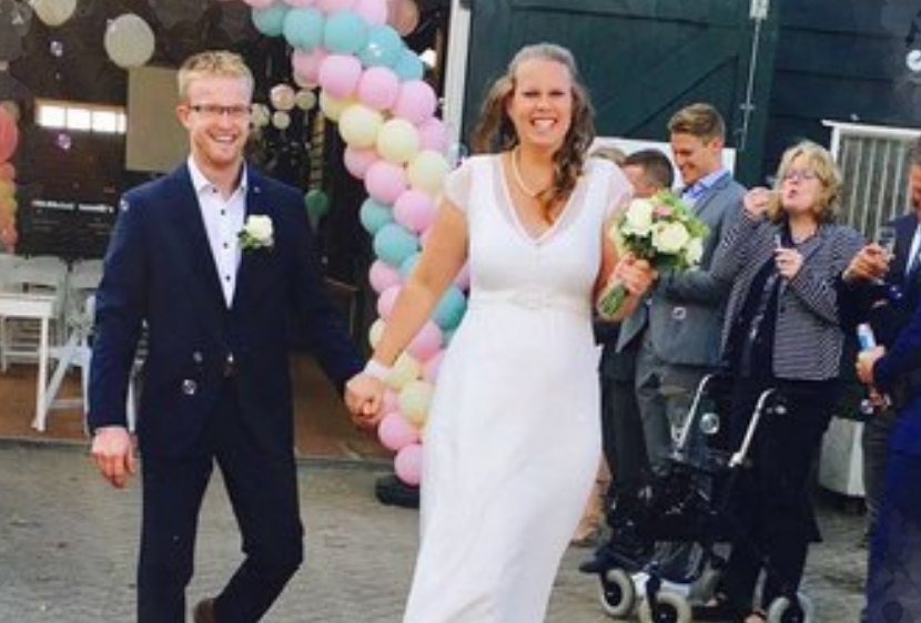 weekbladweekend's tweet photo. Boer Jan en Rianne geven elkaar het ja-woord #BZV #weekbladweekend
https://t.co/NRjqKinc73 https://t.co/xV7yvJR9Nt