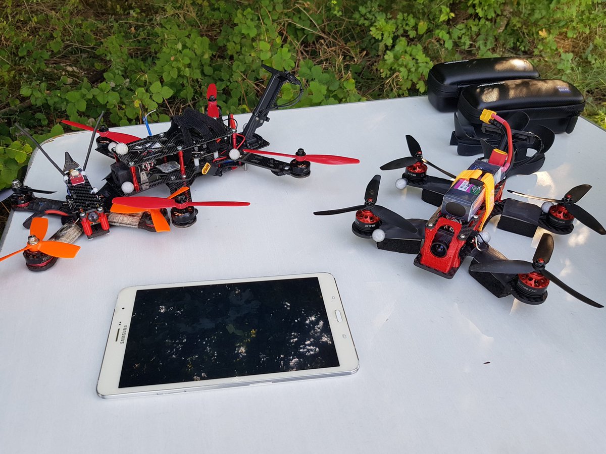 cinemizerOLED's tweet photo. Prise en mains des #cinemizeroled avant de faire décoller les drone racers de @lagresquad https://t.co/tPaPhuAVon