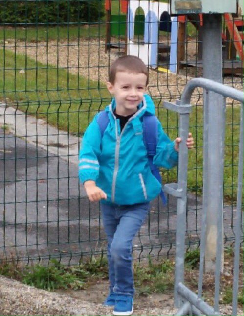 SoCritiques's tweet photo. Et voilà, il a fait sa rentrée en moyenne section avec le sourire ! Tellement fière ❤️ #choupitude #lavieenbleu #rentree2017 #love https://t.co/LgmRepCMua