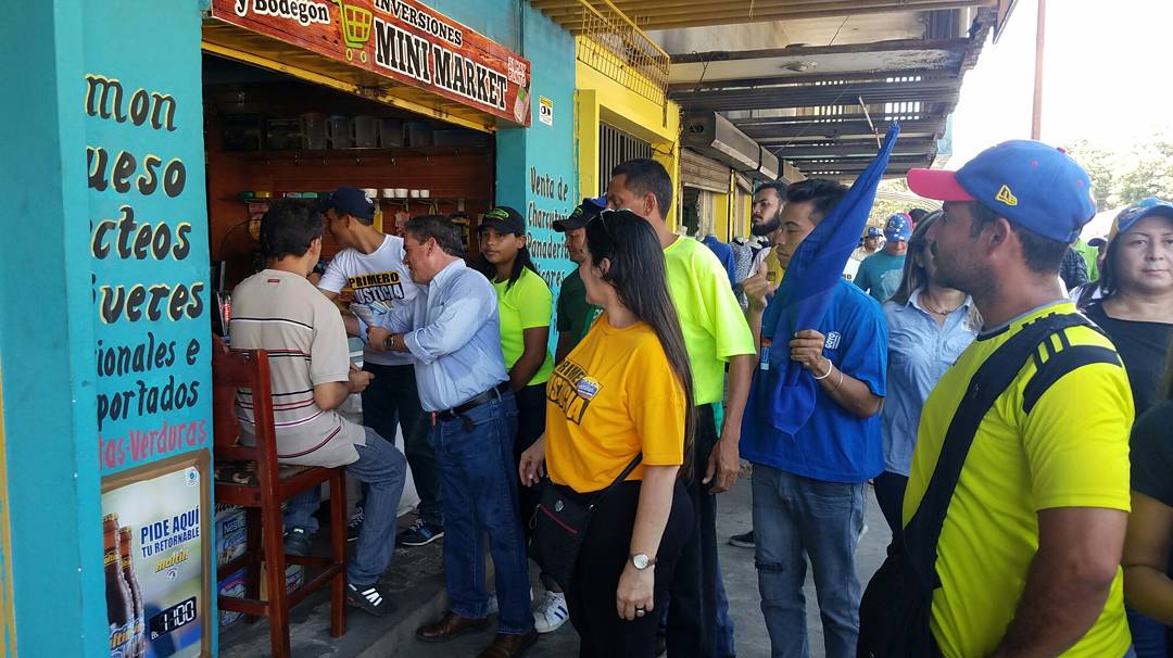 GoyoGraterol's tweet photo. #AHORA desde el centro de #Coro contacto directo con nuestros comerciantes y mirandinos que salen a rebuscarse en medio de la crisis! #4Sep https://t.co/1gLdNLxPEc