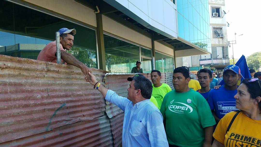 GoyoGraterol's tweet photo. #AHORA desde el centro de #Coro contacto directo con nuestros comerciantes y mirandinos que salen a rebuscarse en medio de la crisis! #4Sep https://t.co/1gLdNLxPEc