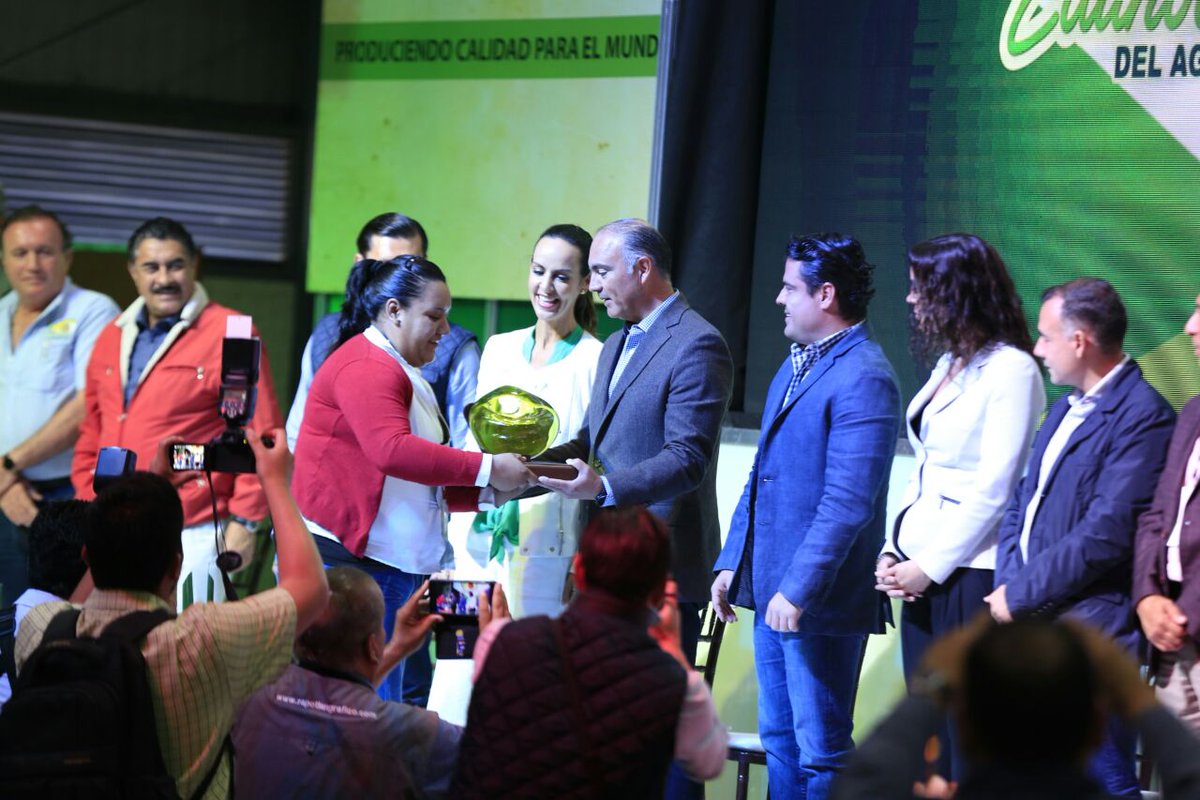 SaderJal's tweet photo. En el marco del #VCLA2017 se reconoce a la empresa Cerritos Produce con el premio "Aguacatero Sustentable Jalisco 2017". https://t.co/4K1dDHvKkp
