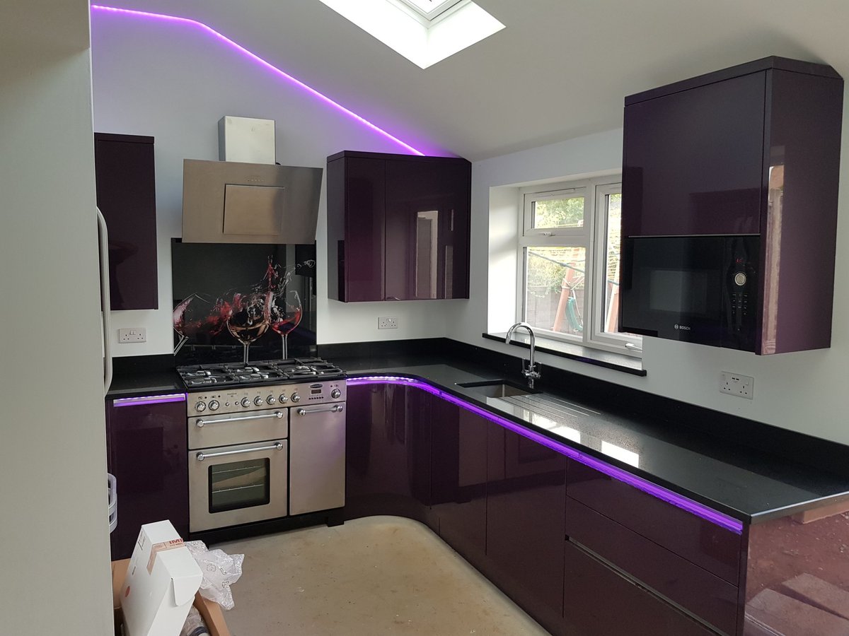 DGTilingFloorin's tweet photo. Turns out I'm not a bad kitchen fitter either! #wren #diy #kitchen #LED #premierrange #rangemaster #saved£2500onwrenfitting https://t.co/YdaR9HOcMa