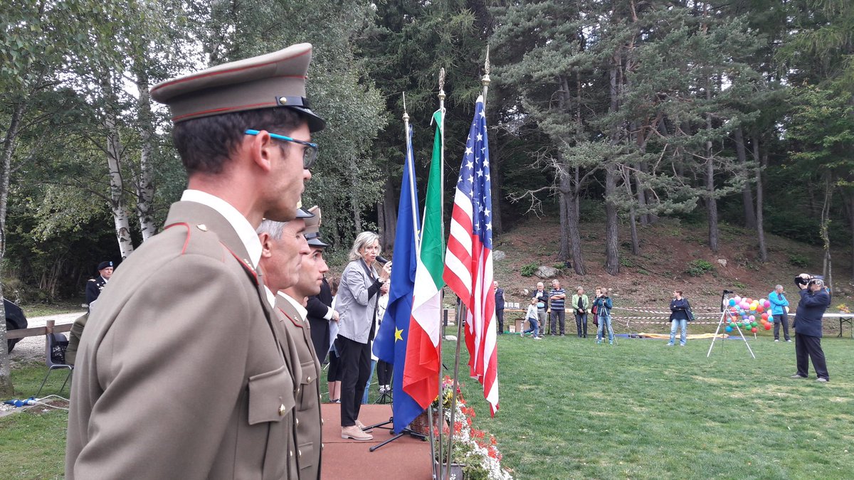 TgrRaiTrentino's tweet photo. Poteva essere una #strage e invece due militari statunitensi evitarono di bombardare #Ronzo Chienis. L'omaggio del paese 72 anni dopo https://t.co/tMZtN2fhsm