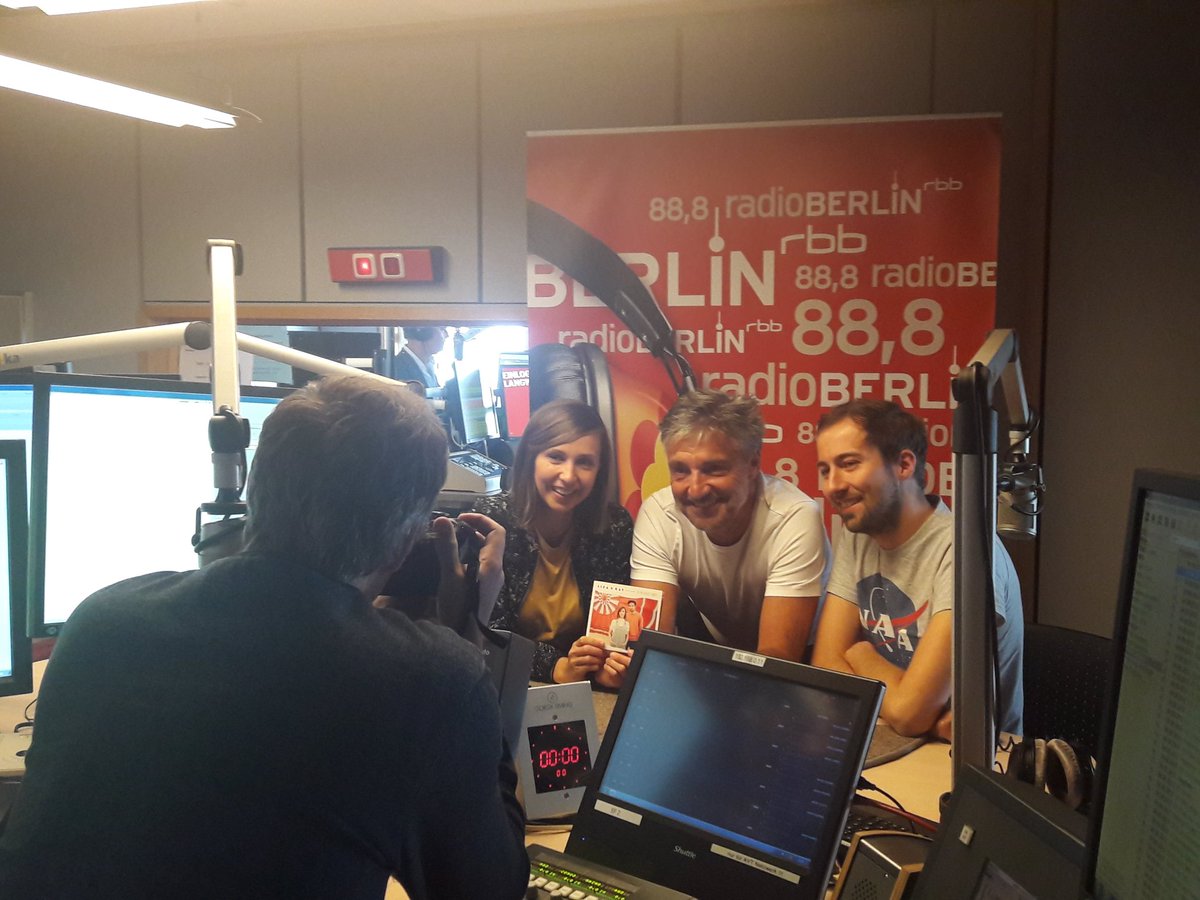 PinkbrainPR's tweet photo. @LizaundKay zu Gast bei Berlin88.8 https://t.co/NlQKGN77j6