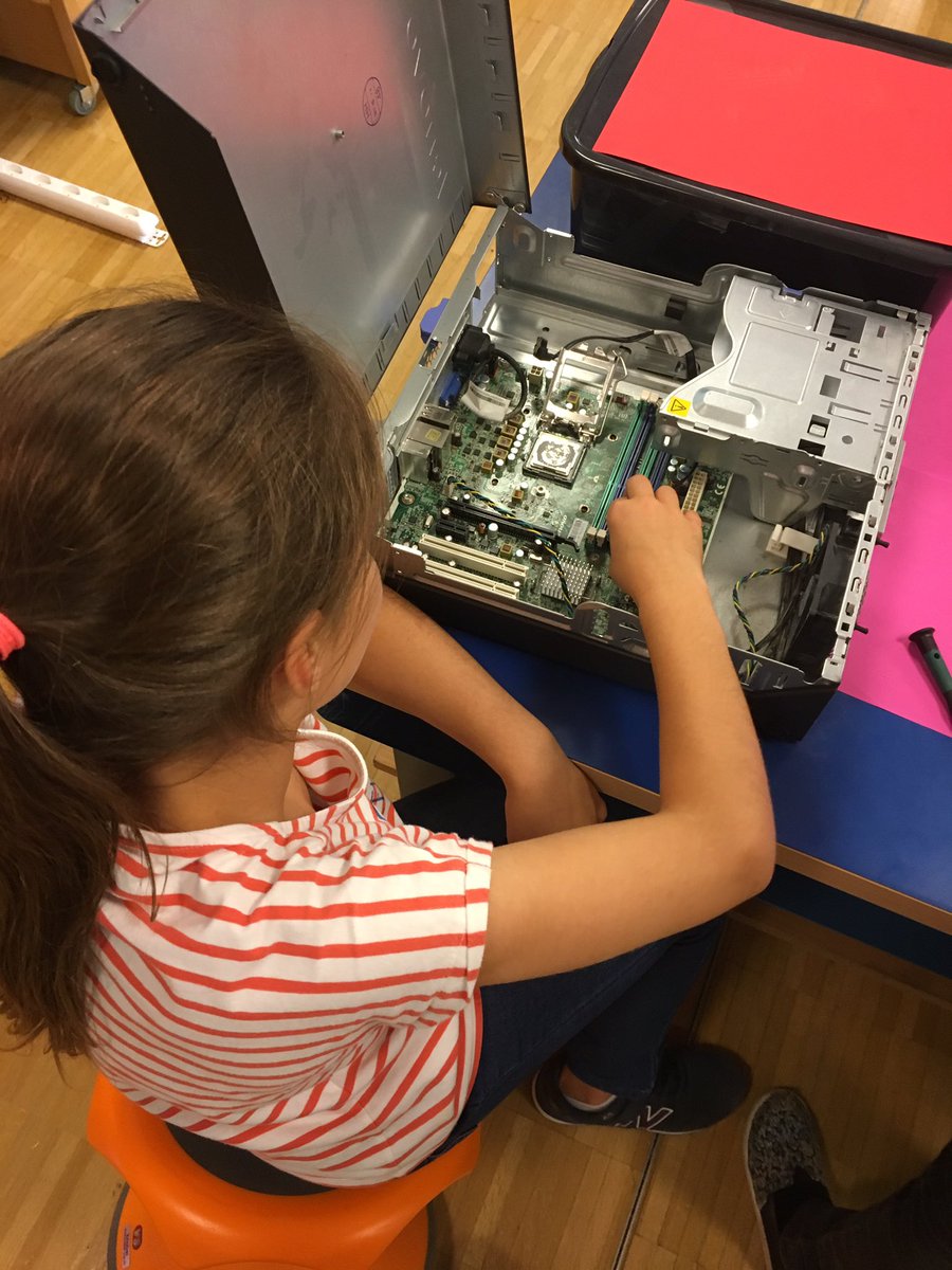 wkirkwood's tweet photo. Tinker lab is buzzing again. 90% girls in there today taking apart old machine #ZISLearns #zismade https://t.co/Dt9SMiMRGt