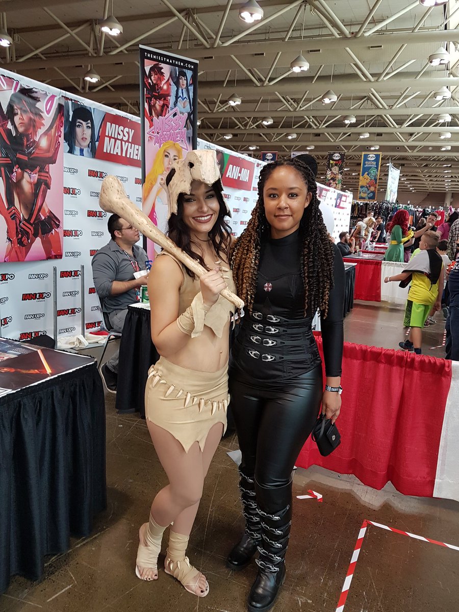 LMaraSJ's tweet photo. Met an awesome/beautiful cosplay artist @BritBliss who inspired me 2 start making my own cosplay pieces. Hope 2 meet her again! #FXC2017 https://t.co/XDr03Et12L