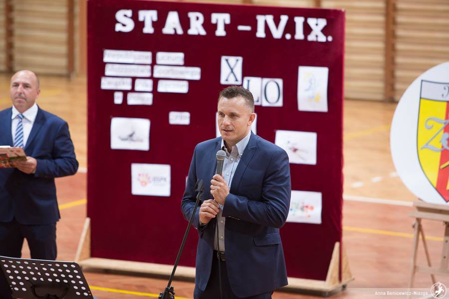 kielcehandball's tweet photo. Dziś początek roku szkolnego 👩‍🎓👨‍🎓
Działalność zainaugurował SMS w Kielcach 🤾‍♂️
W kadrze nauczycielskiej #Szmal #Jurasik #Bernacki #Wasiak https://t.co/MpmEFqfjHe