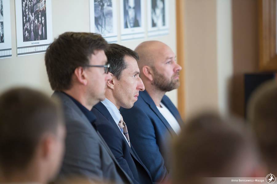 kielcehandball's tweet photo. Dziś początek roku szkolnego 👩‍🎓👨‍🎓
Działalność zainaugurował SMS w Kielcach 🤾‍♂️
W kadrze nauczycielskiej #Szmal #Jurasik #Bernacki #Wasiak https://t.co/MpmEFqfjHe