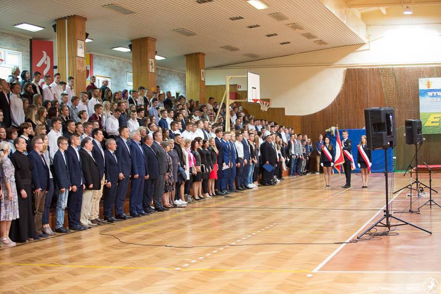 kielcehandball's tweet photo. Dziś początek roku szkolnego 👩‍🎓👨‍🎓
Działalność zainaugurował SMS w Kielcach 🤾‍♂️
W kadrze nauczycielskiej #Szmal #Jurasik #Bernacki #Wasiak https://t.co/MpmEFqfjHe