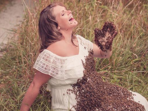 doctissimo's tweet photo. Photos : enceinte, elle pose entourée de 20 000 abeilles ! https://t.co/DgCcNgUfif https://t.co/3PMiRXlMUN