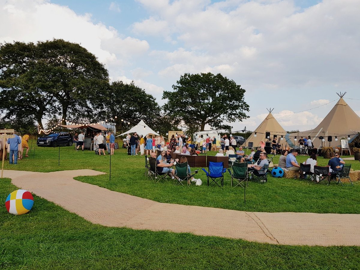 thebohobar's tweet photo. Abbie & Ash sure know how to do a #wedding #abbiandashwedfest #SaveTheDate #festival #mobilebar #bohobar @Peaktipis @savethedatemag https://t.co/WnAgto09W3