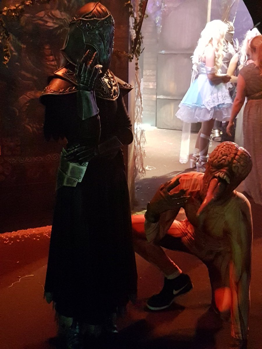 Devil__Lady's tweet photo. Dark Souls meets Resident Evil 😈 
photo by @ArtcoreCosplay 💕 #gamescom2017 #darksouls #residentevil #licker #yuriaoflondor https://t.co/wnkOpqrn0t