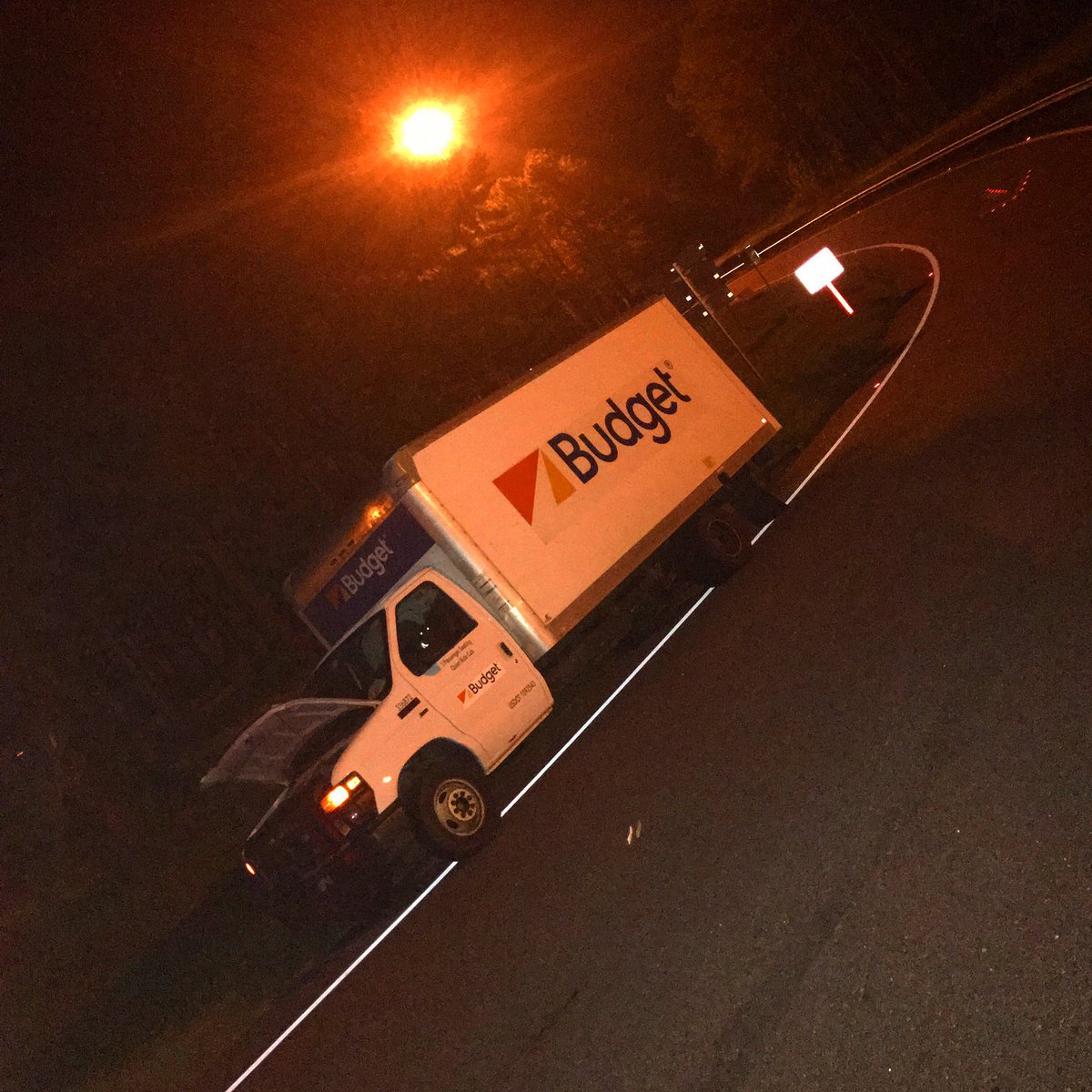 anthonysadams's tweet photo. Motor broke on our #CrossCountry 3k mile #Move. 13yo #Daughter, #Dog &amp; I stranded in #BFE! #RoadsideAssistance #WantRefund @Budget! https://t.co/CIhyf52hye