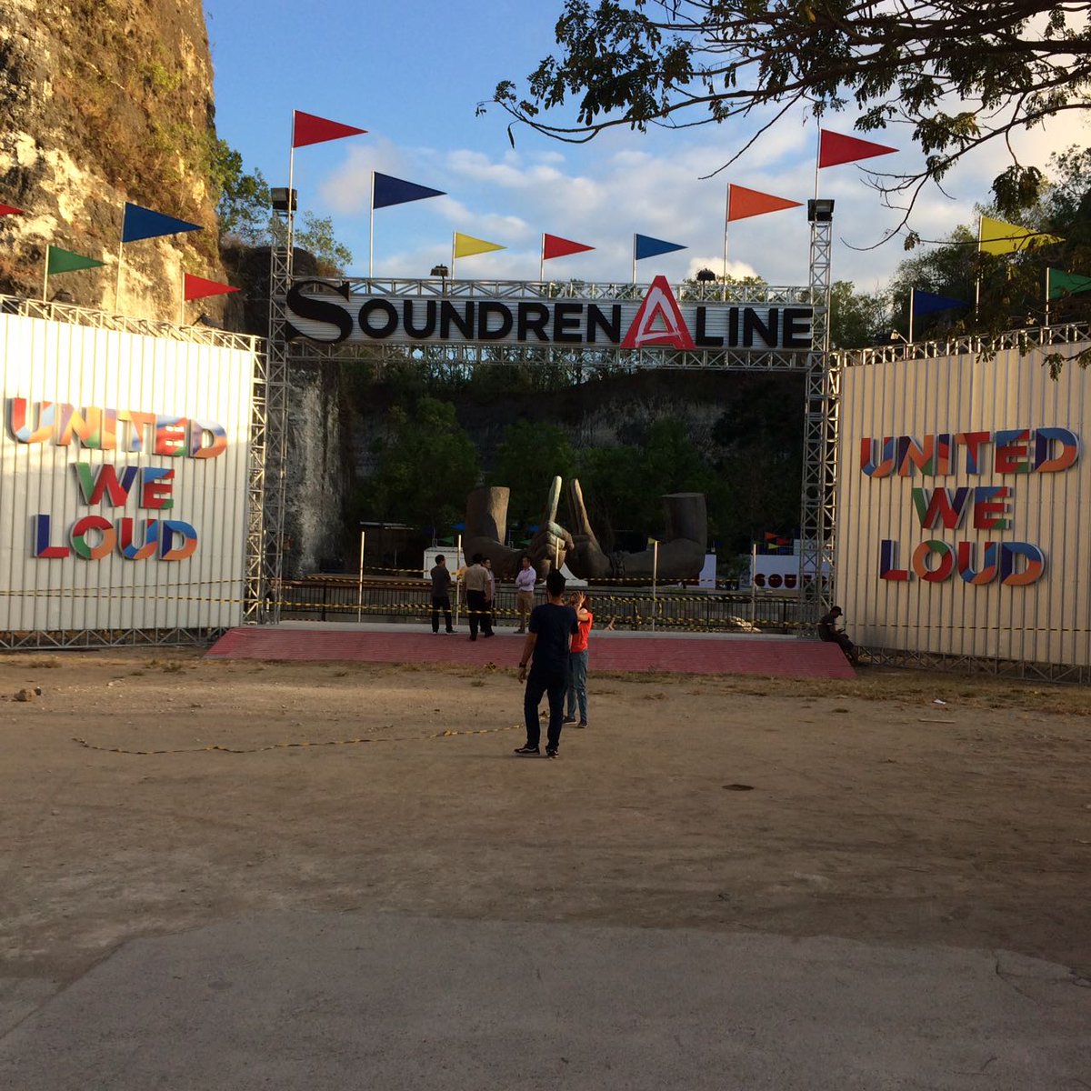gofiveteamworks's tweet photo. Progress H-4 to Camp Area Soundrenaline GWK 2017

#event #eventorganizer #eventbali #eventproduction #soundrenaline2017 https://t.co/JjjvvxajSo